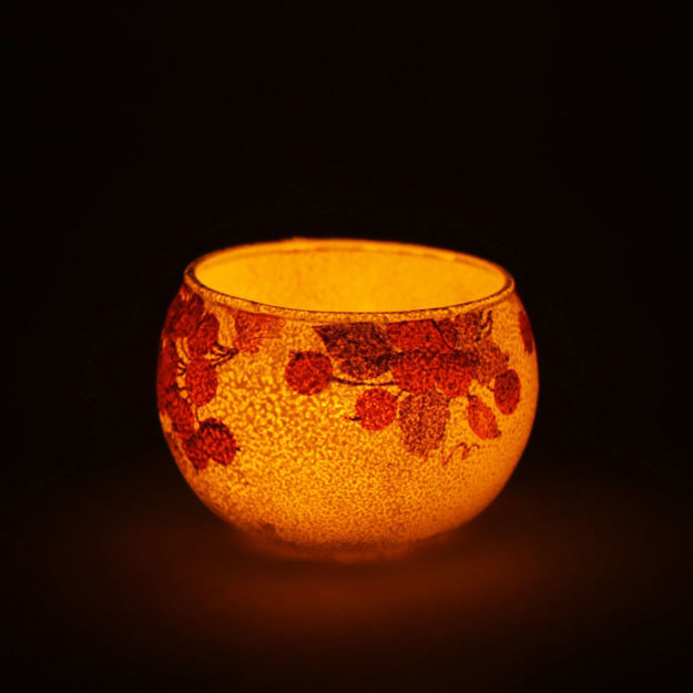 Picture of Red berries tealight holder