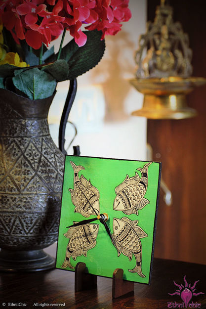 Picture of Handpainted Fish Table Clock (Madhubani)